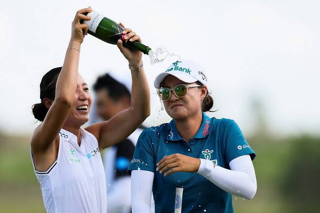 호주교포 이민지가 LPGA 투어 메이저 대회 KPMG 위민스 PGA 챔피언십에서 우승하자 동료 리디아 고가 샴페인을 뿌리며 축하해주고 있다. (사진=AFPBBNews)