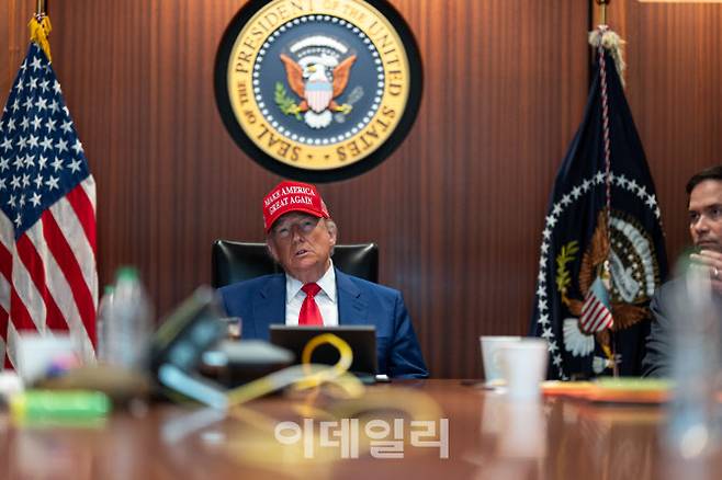 도널드 트럼프 미국 대통령이 21일(현지시간) 미국 워싱턴DC 백악관 상황실에서 공군 B-2 스텔스 폭격기가 이란의 핵시설 3곳을 공습하는 장면을 지켜보고 있다. (사진=백악관)