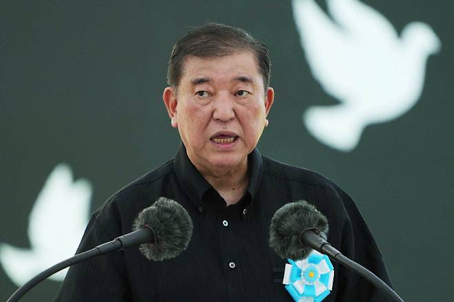 이시바 시게루 일본 총리가 23일 오키나와현 이토만시의 평화기념공원에서 오키나와전투 80주년을 기념하는 추모식에서 연설하고 있다.(사진=AFP)