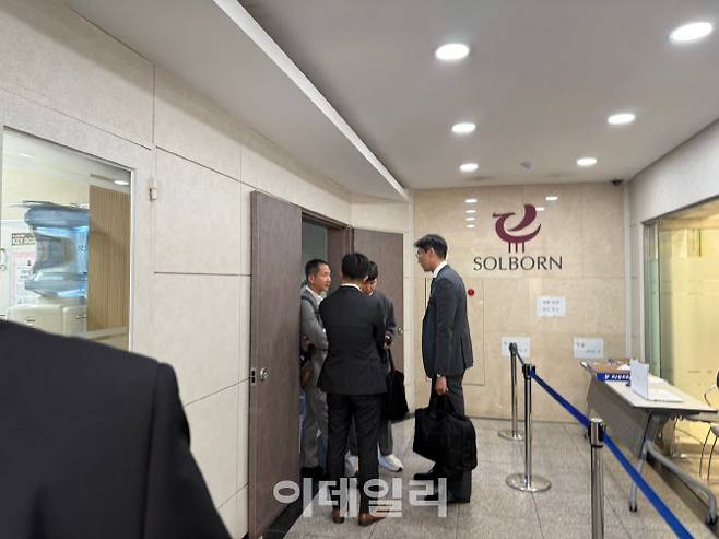 허권 헤이홀더 대표(왼쪽)가 임시주총장인 솔본빌딩에서 관계자들과 대화하고 있다.(사진=이데일리 임정요 기자)