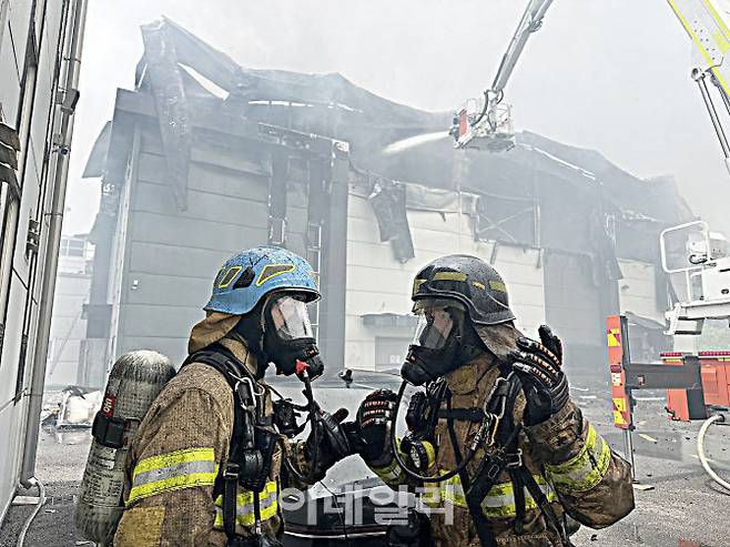 지난해 6월 24일 화성시 소재 일차전지 제조공장 아리셀 화재 당시 현장에 투입된 소방대원들.(사진=경기도)