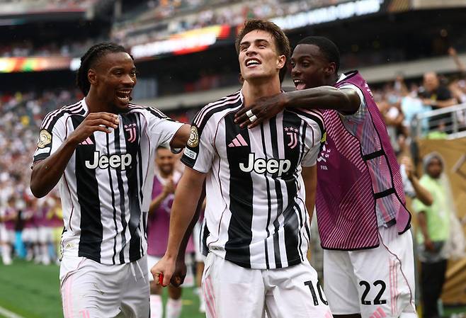 2025년 6월 22일(현지시간) 미국 펜실베이니아주 필라델피아의 링컨 파이낸셜 필드에서 열린 FIFA 클럽 월드컵 G조 경기, 유벤투스와 위다드 카사블랑카의 맞대결에서 유벤투스의 케난 일디즈가 팀의 세 번째 골을 넣은 뒤 케프렌 튀랑, 티모시 웨아와 함께 환호하고 있다.