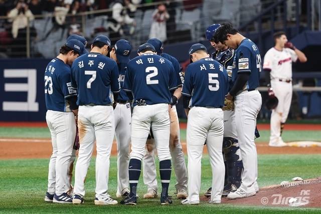 NC 다이노스 선수단이 희생자를 추모하고 있다