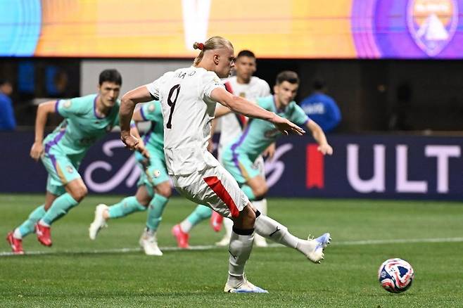 2025년 6월 22일(현지시간), 미국 애틀랜타의 메르세데스-벤츠 스타디움에서 열린 FIFA 클럽 월드컵 2025 G조 경기에서 맨체스터 시티(잉글랜드)의 노르웨이 공격수 엘링 홀란(등번호 9번)이 페널티킥을 시도해 팀의 세 번째 골을 성공시키고 있다.