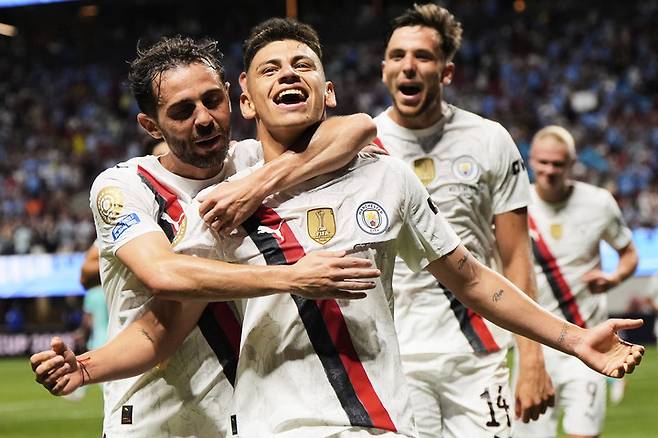 2025년 6월 22일(일요일), 미국 애틀랜타에서 열린 FIFA 클럽 월드컵 G조 경기에서 맨체스터 시티의 클라우디오 에체베리가 팀의 두 번째 골을 넣은 뒤 동료들의 축하를 받고 있다.