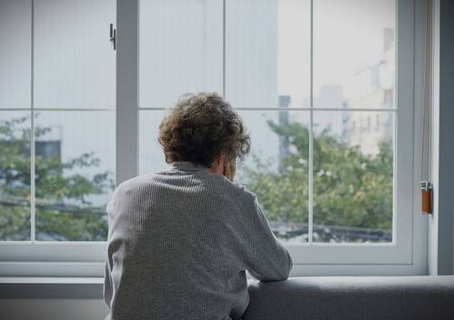 알츠하이머는 8~10년에 걸쳐 서서히 악화되는 기억 상실이다. 어떤 기억이 사라지는지, 어떻게 대화하고 행동해야 하는지 알아두면 좋다. [사진=게티이미지뱅크]