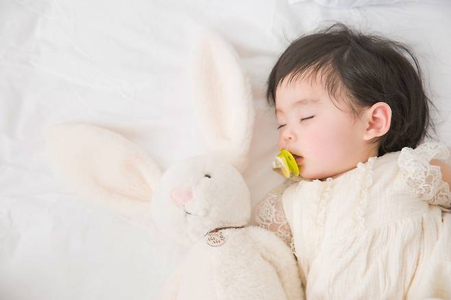 어린 아이일수록 스크린 노출을 피하는 게 좋다. [사진=게티이미지뱅크]