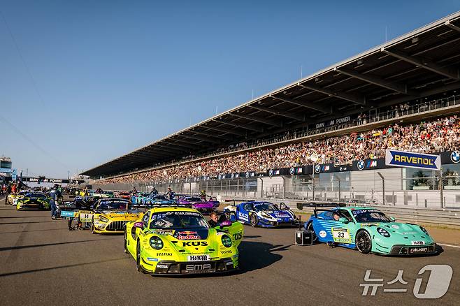 19~22일(현지시간) 독일  라인란트팔츠주 뉘르부르크의 뉘르부르크링 서킷에서 열린 '뉘르부르크링 24시 내구레이스'가 열렸다. 사진은 출발을 앞둔 차량의 모습. (ADAC 제공)