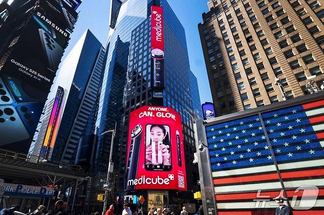 미국 뉴욕 타임스퀘어 전광판에 에이피알 메디큐브 옥외광고가 송출되고 있다. (에이피알 제공)