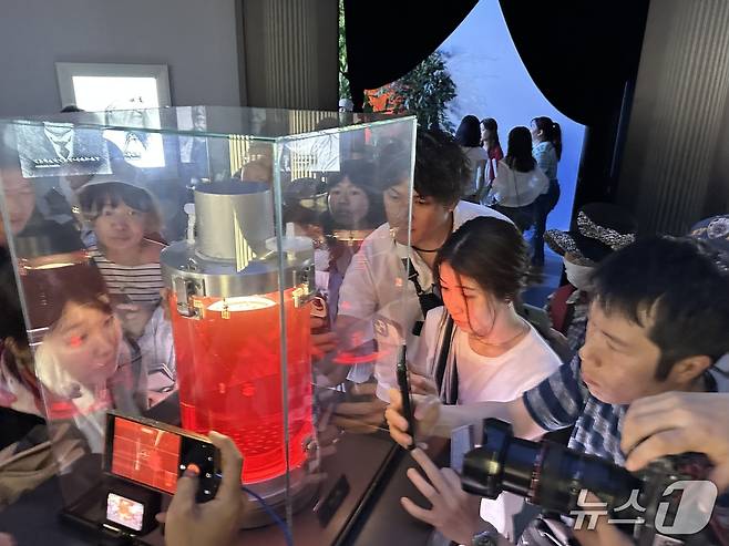 iPS 기반 3D 인공 심장을 찍기 위해 몰려든 관람객들ⓒ News1 윤슬빈 기자