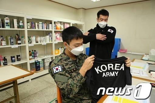 국방부 직할부대인 국군복지단이 주관한 위탁판매물품 정기선정 심사위원회 모습. (국방부 제공) 2020.10.26/뉴스1