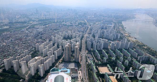 서울 아파트값 주간 상승률이 0.36%를 기록해 2018년 9월 이후 가장 컸다. 사진은 19일 송파구 서울스카이전망대에서 바라본 서울시내 아파트단지 모습. 2025.6.19/뉴스1 ⓒ News1 박세연 기자