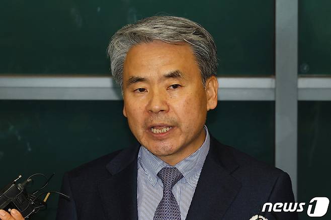 '해외 도피' 논란을 일으킨 이종섭 주호주대사가 지난해 3월 인천국제공항 1터미널을 통해 귀국했다. 같은 달 10일 호주대사로 부임한 이 대사는 국방부 장관 재직 시절 해병대원 순직사건과 관련한 초동수사과정에서 외압을 행사한 의혹을 받고 있었다. (공동취재) 2024.3.21/뉴스1 ⓒ News1 신웅수 기자