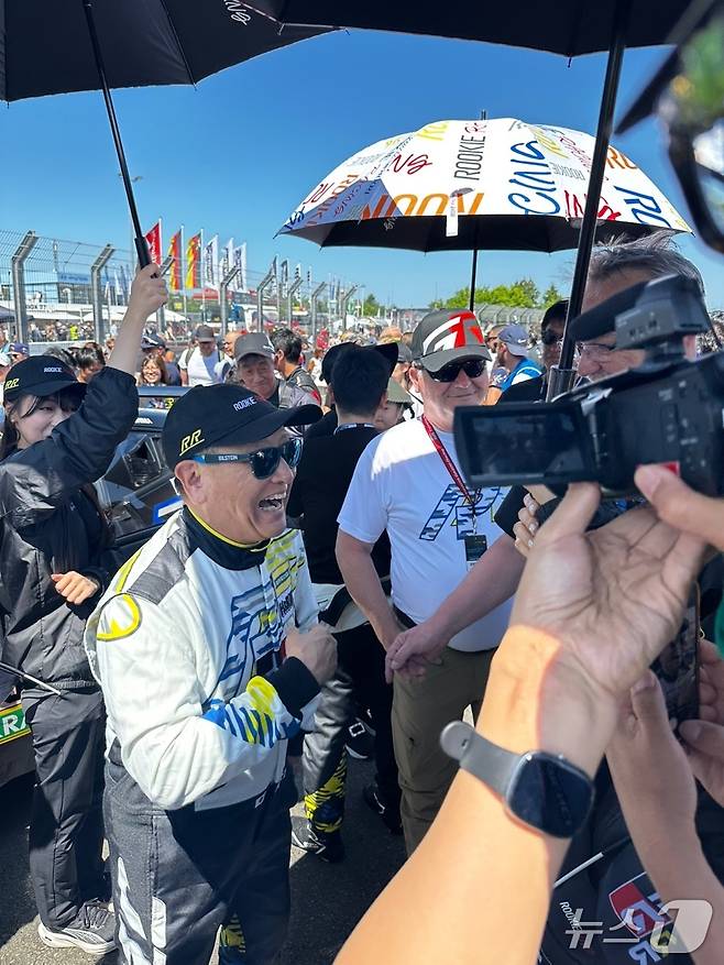 19~22일(현지시간) 독일  라인란트팔츠주 뉘르부르크의 뉘르부르크링 서킷에서 열린 '뉘르부르크링 24시 내구레이스'가 열렸다. 사진은 21일 레이스 출발을 앞두고 열린 그리드 워크에서의 도요다 아키오 도요타자동차그룹 회장의 모습. 아키오 회장은 이번 뉘르 24시에 6년 만에 토요타 가주 레이싱 마스터 드라이버 '모리조'로 다시 참가했다. ⓒ 뉴스1 이동희 기자