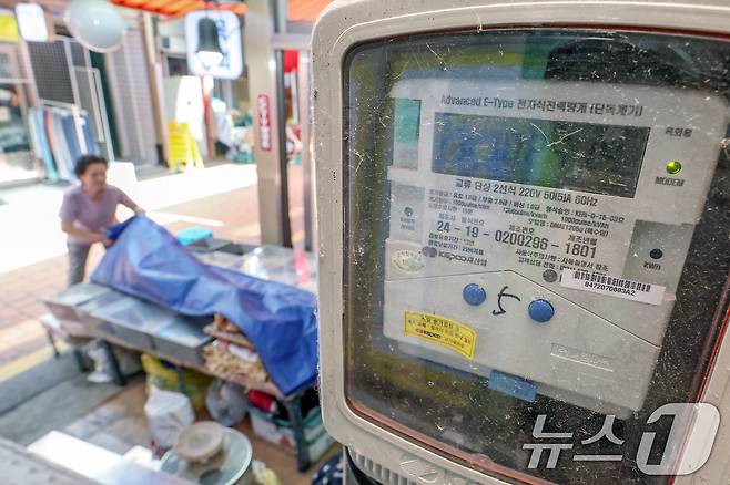 18일 서울의 한 전통시장 상점에 전기계량기가 설치돼 있다. 2025.6.18/뉴스1 ⓒ News1 민경석 기자