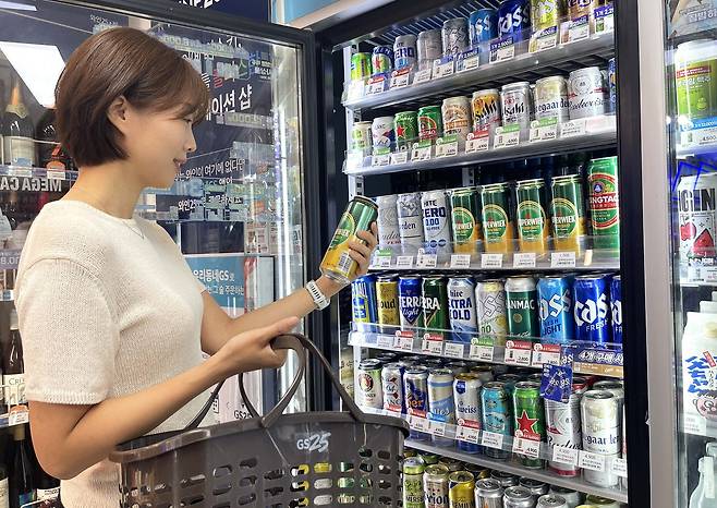 고객이 GS25에서 코퍼윅 발포주 상품을 고르고 있다.(신세계L&B 제공)
