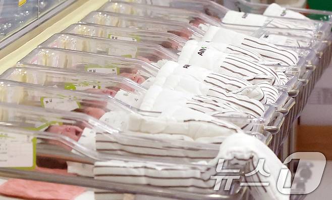 9년 만에 출생아와 합계출산율이 모두 증가했고, 지난해 혼인 증가율은 역대 최대를 기록했다. 통계청은 26일 지난해 출생아 수가 23만 8천 3백 명으로 1년 전보다 8천 3백 명 늘었다고 발표했다. 출생아 수가 증가한 것은 2015년 이후로 9년 만이다. 이날 인천 미추홀구 아인병원에서 간호사가 신생아를 돌보고 있다. 2025.2.26/뉴스1 ⓒ News1 김진환 기자