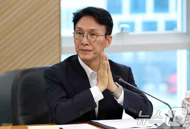 김민석 국무총리 후보자가 20일 오전 대구 수성구 알파시티 내 대구디지털혁신진흥원에서 열린 '인공지능 전환(AX) 연구거점 조성을 위한 경청 간담회'에서 참석자 인사를 듣고 있다. 2025.6.20/뉴스1 ⓒ News1 공정식 기자