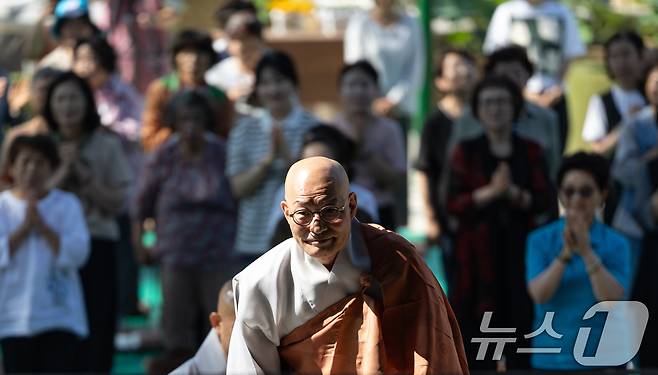 취임 천일을 맞은 대한불교조계종 총무원장 진우스님이 23일 서울 종로구 조계사 대웅전에서 열린 '세상의 평안을 위한 1천일 기도 회향 법회'에 참석하고 있다. 2025.6.23/뉴스1 ⓒ News1 이승배 기자