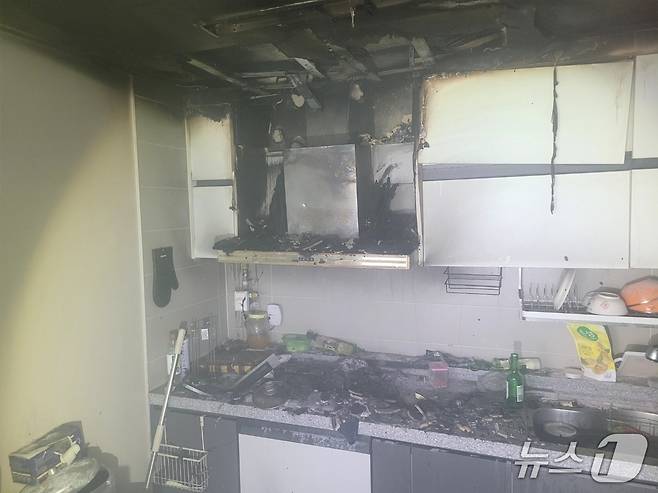 지난 22일 오후 서귀포시 보목동 소재 빌라에서 불이 났다.(제주도소방안전본부 제공. 재판매 및 DB 금지)