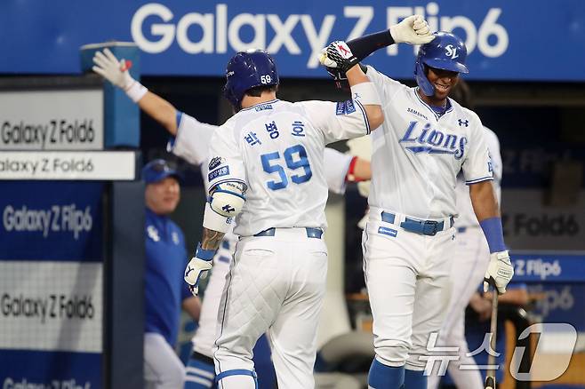 삼성 라이온즈 외국인 타자 르윈 디아즈(오른쪽)와 KBO리그 마지막 50홈런 타자 박병호. 뉴스1 DB ⓒ News1 공정식 기자