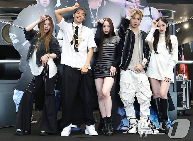 혼성 5인 그룹 올데이프로젝트(ALLDAY PROJECT) 베일리(왼쪽부터)와 타잔, 영서, 우찬, 애니가 23일 서울 강남구 일상비일상의틈byU+에서 열린 데뷔 싱글 '페이머스'(FAMOUS) 발매 기념 팝업 스토어 포토콜 행사에서 포즈를 취하고 있다. ⓒ News1 권현진 기자