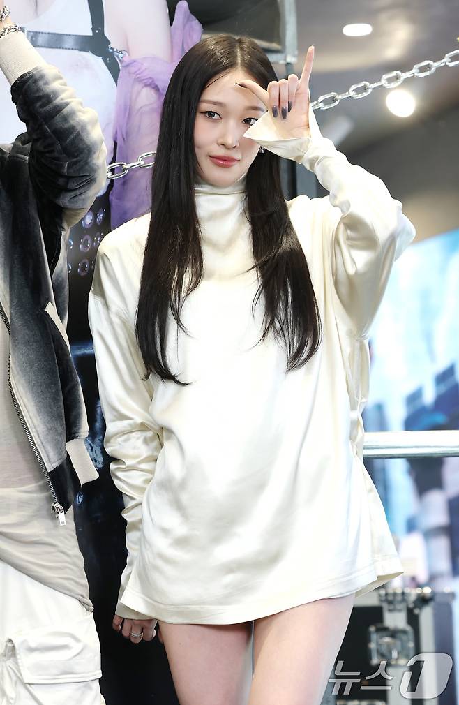 혼성 5인 그룹 올데이프로젝트(ALLDAY PROJECT) 애니가 23일 서울 강남구 일상비일상의틈byU+에서 열린 데뷔 싱글 '페이머스'(FAMOUS) 발매 기념 팝업 스토어 포토콜 행사에 참석해 미소를 짓고 있다. ⓒ News1 권현진 기자