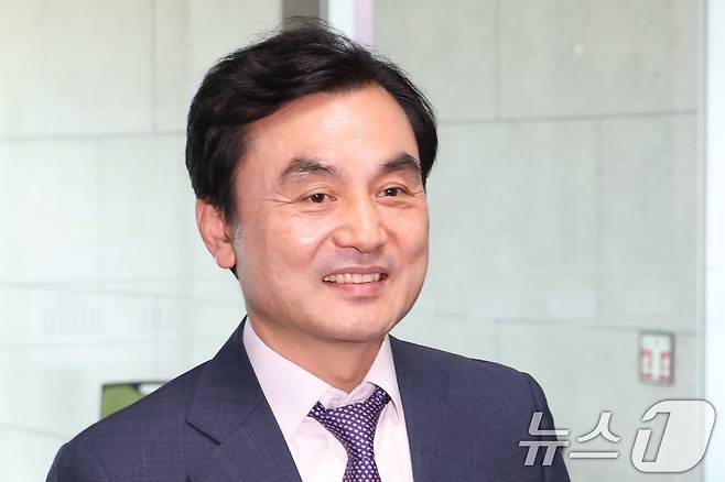 국방부장관 후보자로 지명된 안규백 더불어민주당 의원이 23일 오후 서울 여의도 국회 의원회관 사무실을 잠시 나서고 있다. 2025.6.23/뉴스1 ⓒ News1 이광호 기자