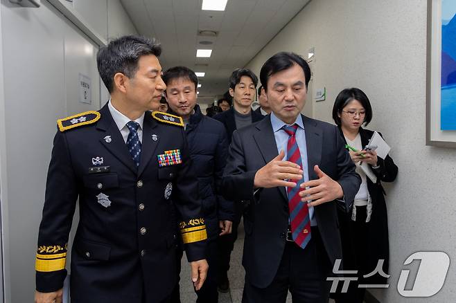 김용현 전 국방부 장관이 지난 2월5일 서울 송파구 동부구치소에서 열린 ‘윤석열 정부의 비상계엄 선포를 통한 내란혐의 진상규명 국정조사특별위원회(내란 국조특위)’ 2차 현장조사에 모습을 드러내지 않자, 안규백 위원장과 최규철 서울동부구치소장(왼쪽)이 위원들과 함께 비공개 신문을 위해 수감동을 찾아가는 모습.. 2025.2.5/뉴스1 ⓒ News1 국회사진취재단