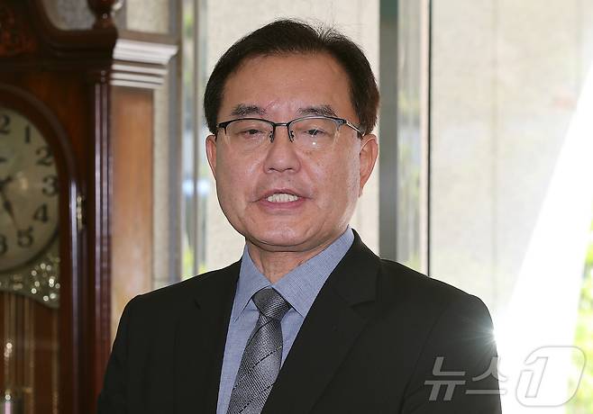 순직 해병 수사 방해 의혹 사건을 수사하는 이명현 특별검사가 23일 오전 서울 서초구 사무실로 출근하며 취재진의 질문에 답하고 있다. 2025.6.23/뉴스1 ⓒ News1 김진환 기자