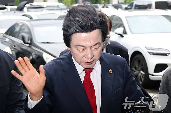 신도 성추행과 사기 등 혐의를 받는 허경영 국가혁명당 명예대표가 16일 오후 경기 의정부시 의정부지방법원에서 열린 영장실질심사에 출석하고 있다. 2025.5.16/뉴스1 ⓒ News1 민경석 기자