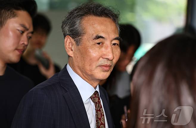 윤석열 전 대통령의 부인 김건희 여사 의혹 관련 사건 수사를 맡은 민중기 특별검사가 23일 오전 서울 서초구 사무실로 들어서고 있다. 2025.6.23/뉴스1 ⓒ News1 김도우 기자