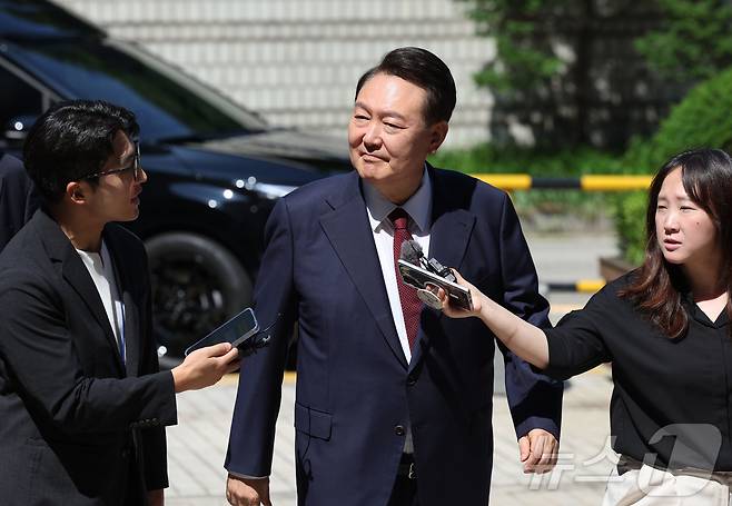 윤석열 전 대통령이 23일 오전 서울 서초구 서울중앙지방법원에서 내란 우두머리 혐의 사건 8차 공판에 출석하고 있다. 2025.6.23/뉴스1 ⓒ News1 사진공동취재단