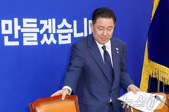 김병기 더불어민주당 대표 직무대행 겸 원내대표가 23일 오전 서울 여의도 국회에서 열린 최고위원회의에 입장하고 있다. 2025.6.23/뉴스1 ⓒ News1 안은나 기자