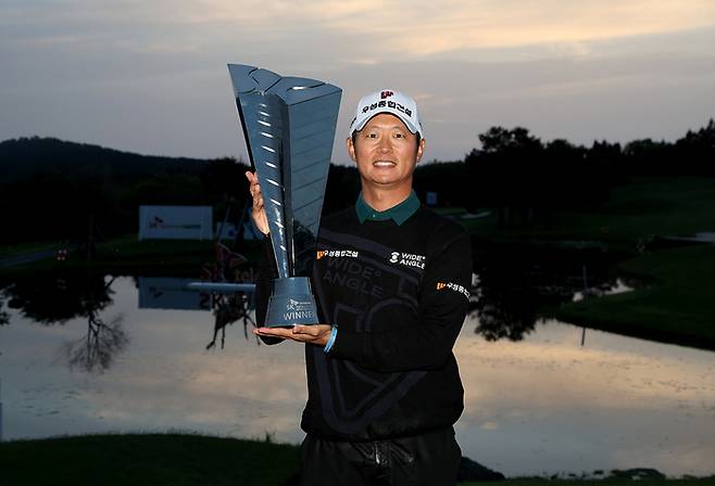 엄재웅이 18일 열린 SK텔레콤 오픈에서 우승을 차지했다. 사진 | KPGA