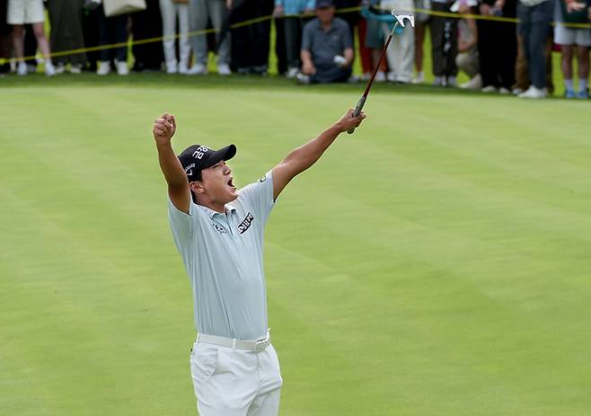 옥태훈이 22일 ‘제68회 KPGA 선수권대회’ 최종 라운드 18번홀에서 파로 마무리하며 우승 세리머니를 하고 있다. 사진 | KPGA