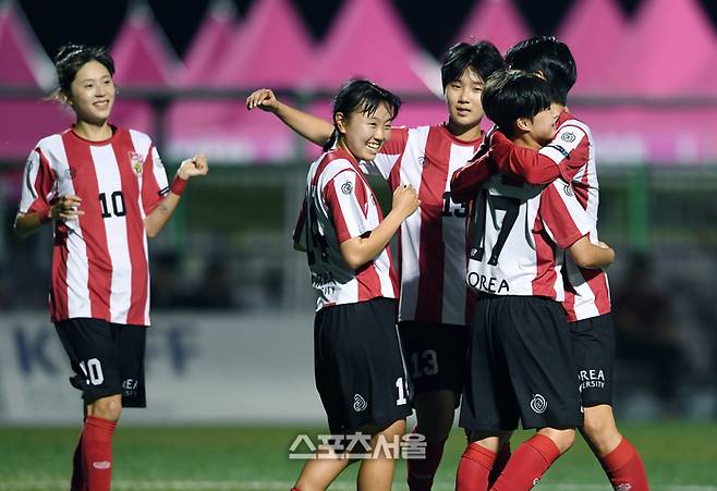 세종고려대 양은서(오른쪽 둘째)가 23일 경남 합천에서 열린 ‘2025 스포츠케이션 명품도시 합천에서 펼쳐지는 제33회 여왕기 전국여자축구대회’ 대학부 강원도립대와 경기에서 골을 넣은 뒤 동료들과 함께 기뻐하고 있다. 2025. 6. 23. 합천 | 박진업 기자 upandup@sportsseoul.com