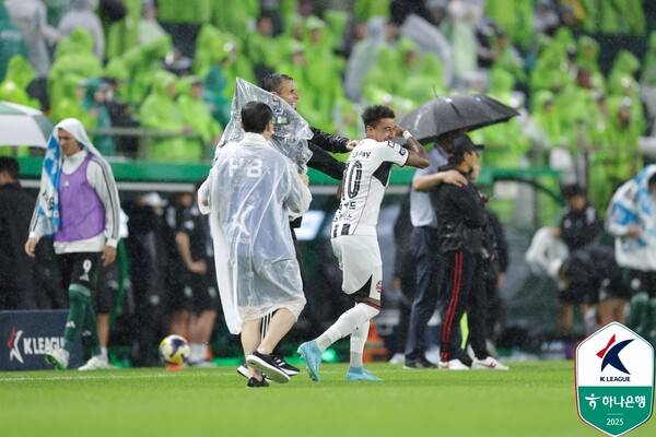 FC서울 제시 린가드와 전북현대 거스 포옛 감독. 사진┃한국프로축구연맹