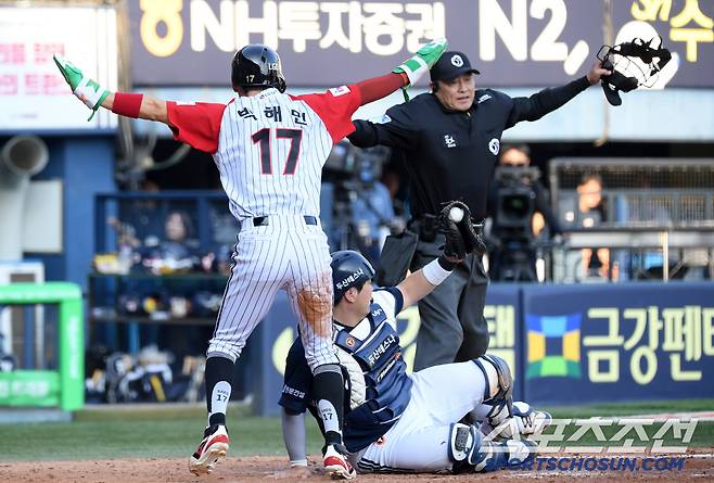 오스틴의 중견수 뜬공 때 득점에 성공한 박해민.