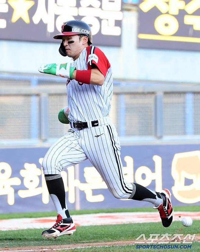 오스틴 중견수 뜬공 때 박해민은 태그업 후 송구와 동시에 홈을 향해 달렸다.