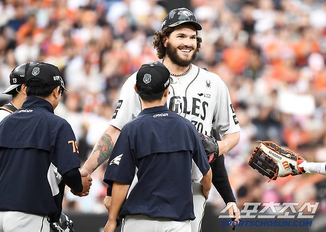 22일 대전 한화생명볼파크에서 열린 키움-한화전. 6회초 2사 1루 최주환이 폰세를 상대로 안타를 쳤다. 폰세가 마운드를 내려오며 최주환을 바라보고 있다. 대전=정재근 기자 cjg@sportschosun.com/2025.6.22/