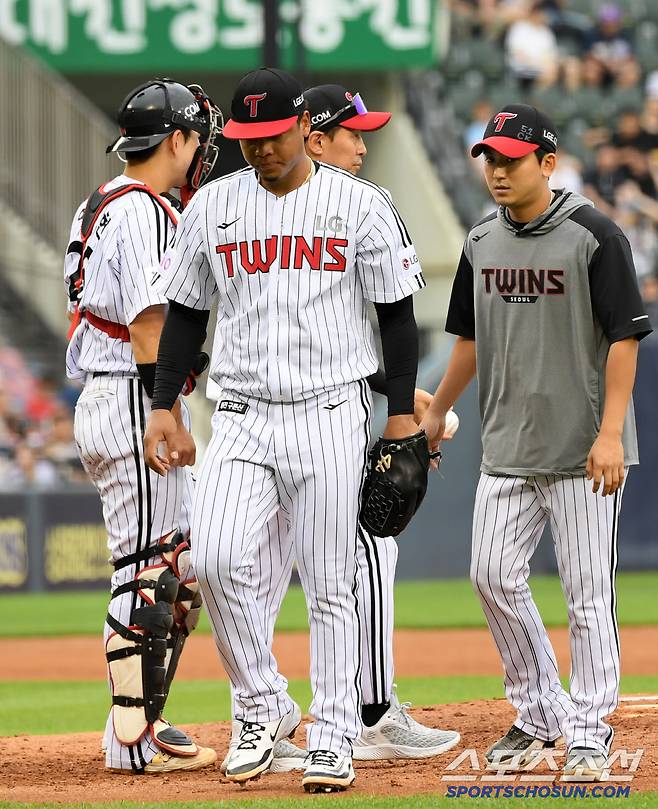 21일 잠실구장에서 열린 LG 트윈스와 두산 베어스의 경기. LG 에르난데스가 마운드에서 내려오고 있다. 잠실=박재만 기자 pjm@sportschosun.com/2025.06.21/