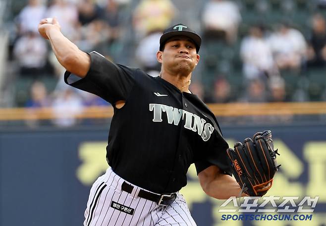 18일 잠실구장에서 열린 LG 트윈스와 NC 다이노스의 경기. LG 치리노스가 역투하고 있다. 잠실=박재만 기자 pjm@sportschosun.com/2025.06.18/