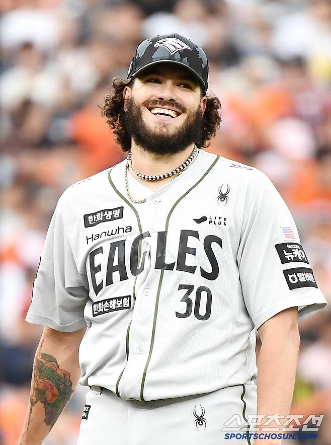 '내가 졌다'는 듯이 폰세가 웃고 있다.