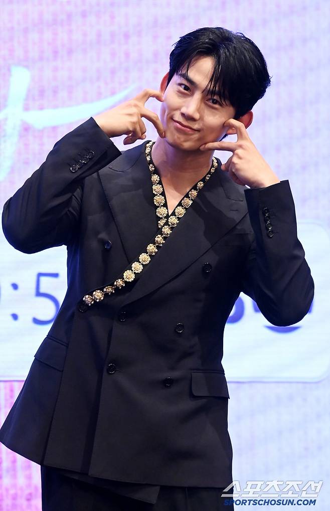 11일 더 세인트에서 열린 KBS 2TV 새 수목드라마 '남주의 첫날밤을 가져버렸다'의 제작발표회, 옥택연이 포토타임을 갖고 있다. 허상욱 기자wook@sportschosun.com/2025.06.11/