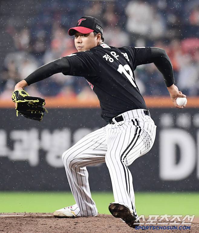 15일 대전 한화생명볼파크에서 열린 한화와 LG의 경기. 투구하고 있는 LG 정우영. 대전=송정헌 기자songs@sportschosun.com/2025.06.15/