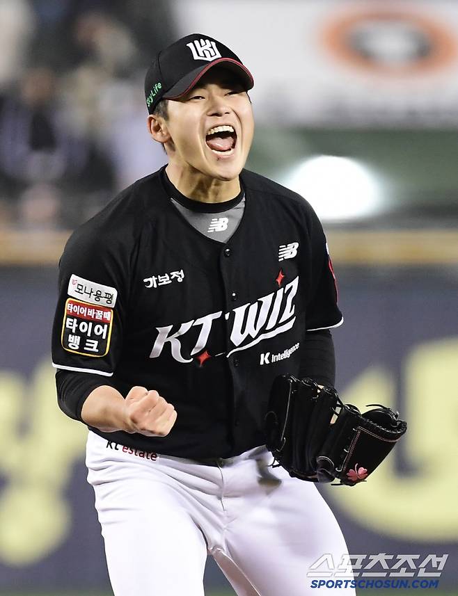 5월 1일 잠실구장에서 열린 KBO리그 두산과 KT의 경기. 10회말 2사 1, 2루. 박계범을 삼진을 잡고 환호하는 KT 박영현. 잠실=송정헌 기자songs@sportschosun.com/2025.05.01/