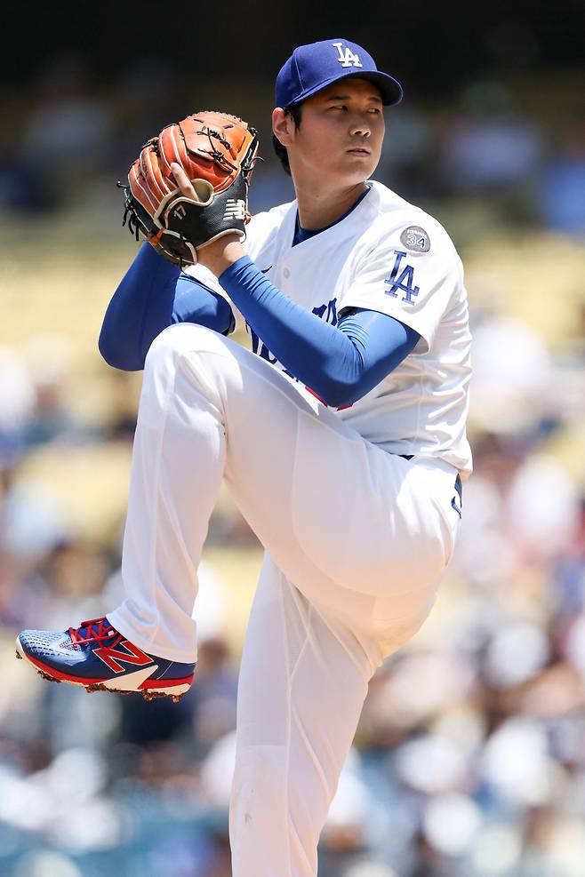 Jun 22, 2025; Los Angeles, California, USA; Los Angeles Dodgers two?way player Shohei Ohtani (17) pitches the ball during the first inning against Washington Nationals at Dodger Stadium. Mandatory Credit: Kiyoshi Mio-Imagn Images
<저작권자(c) 연합뉴스, 무단 전재-재배포, AI 학습 및 활용 금지>