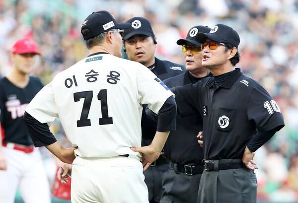 항의하는 이숭용 감독. ⓒSSG랜더스