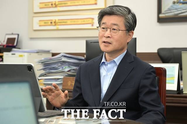 김길성 중구청장이 13일 오후 중구청사에서 <더팩트>와 인터뷰를 하고 있다./중구